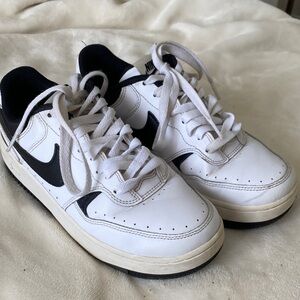 Nike Men's Black and White Sneakers